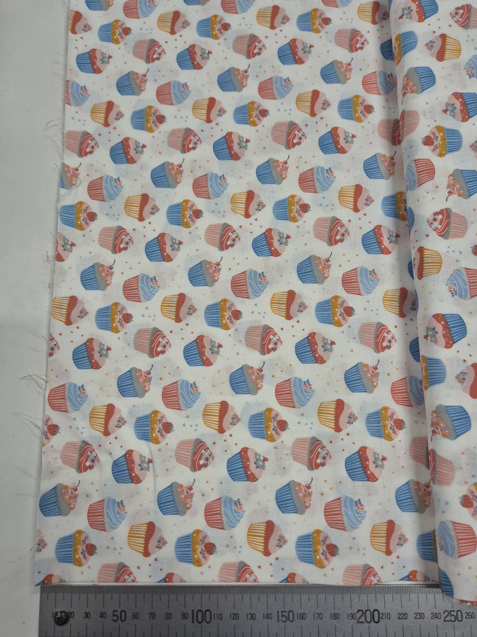 Cupcakes on White Patchwok