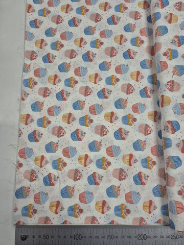 Cupcakes on White Patchwok